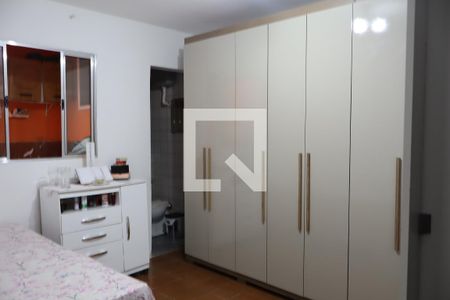 Suíte da casa térrea de casa à venda com 4 quartos, 199m² em Vila Alzira, São Paulo