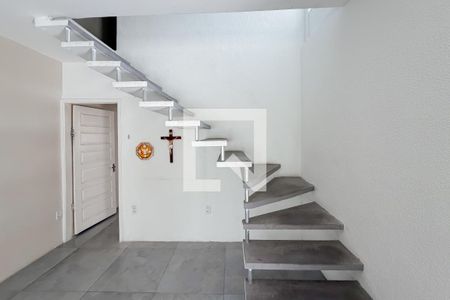 Escada de casa para alugar com 3 quartos, 234m² em Vila Monumento, São Paulo