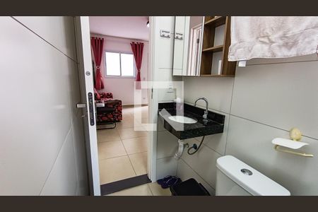 Banheiro de casa de condomínio para alugar com 2 quartos, 50m² em Guilhermina, Praia Grande