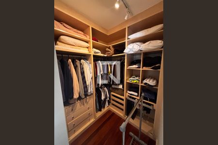 Closet suíte 1 de casa de condomínio para alugar com 5 quartos, 430m² em Residencial Morada dos Lagos, Barueri