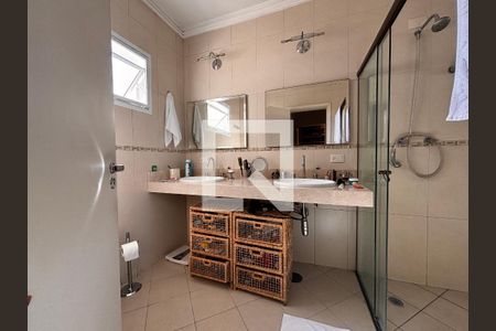 Banheiro suíte 1 de casa de condomínio para alugar com 5 quartos, 430m² em Residencial Morada dos Lagos, Barueri