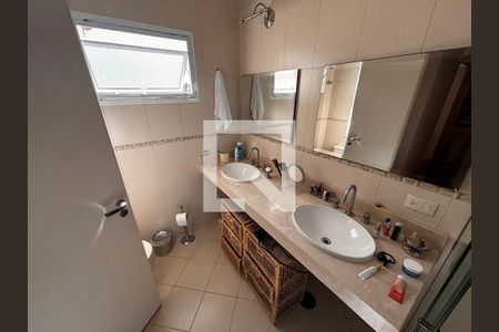 Banheiro suíte 1 de casa de condomínio para alugar com 5 quartos, 430m² em Residencial Morada dos Lagos, Barueri