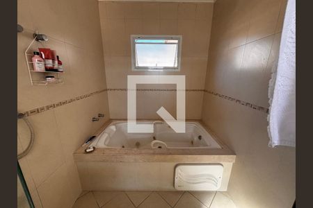 Banheiro suíte 1 de casa de condomínio para alugar com 5 quartos, 430m² em Residencial Morada dos Lagos, Barueri