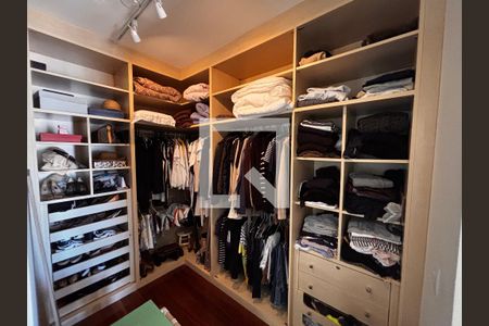 Closet suíte 1 de casa de condomínio para alugar com 5 quartos, 430m² em Residencial Morada dos Lagos, Barueri