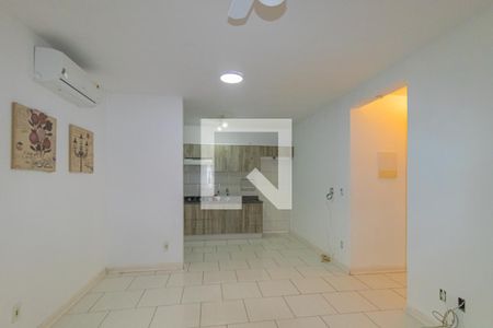 Sala  de casa de condomínio para alugar com 2 quartos, 68m² em Olaria, Canoas