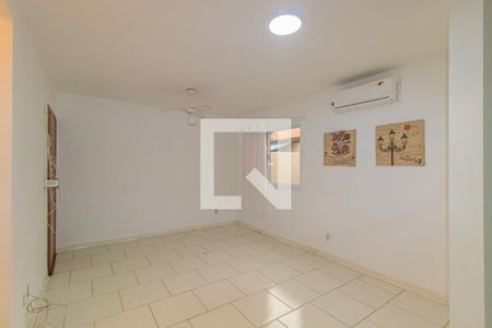 Sala  de casa de condomínio para alugar com 2 quartos, 68m² em Olaria, Canoas