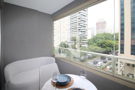Varanda de kitnet/studio para alugar com 1 quarto, 28m² em Indianópolis, São Paulo