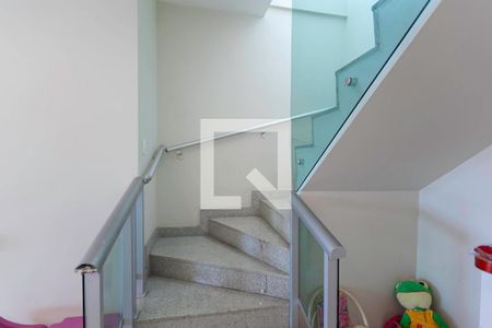 Escada de casa à venda com 3 quartos, 256m² em Monte Castelo, Contagem