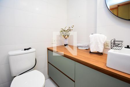 banheiro de kitnet/studio para alugar com 1 quarto, 27m² em Sumarezinho, São Paulo