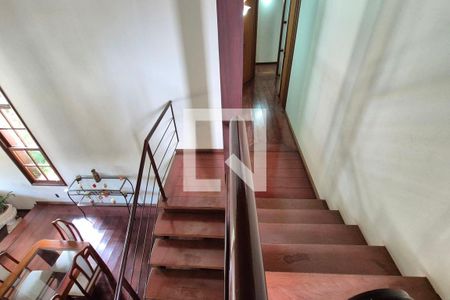 Escada de Acesso Interna  de casa de condomínio para alugar com 5 quartos, 570m² em Condomínio Chácaras do Alto da Nova Campinas, Campinas