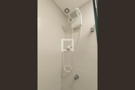 Banheiro Social de kitnet/studio para alugar com 1 quarto, 19m² em Centro, Curitiba