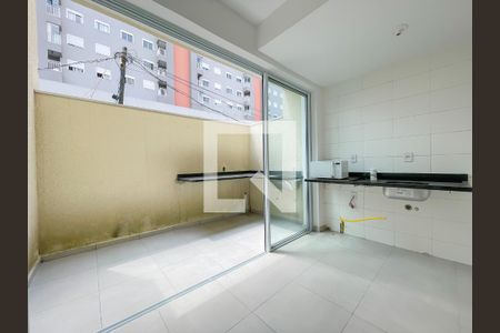 Cozinha e Varanda de casa de condomínio à venda com 2 quartos, 52m² em Santa Maria, Osasco