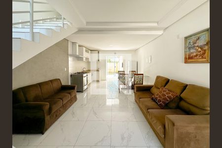 Sala de TV de casa para alugar com 2 quartos, 100m² em São João do Rio Vermelho, Florianópolis