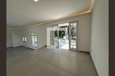 Sala de casa de condomínio para alugar com 5 quartos, 322m² em Morada dos Pássaros, Barueri