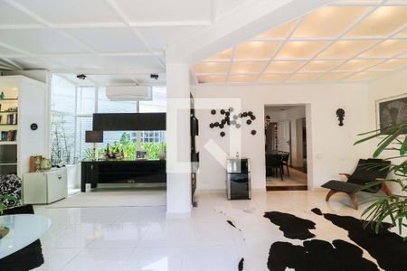 Casa à venda com 4 quartos, 600m² em Jardim Guedala, São Paulo