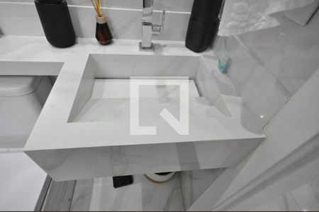 Banheiro do Quarto Suíte de casa de condomínio para alugar com 2 quartos, 90m² em Vila Fidalgo, São Paulo