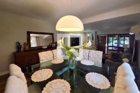 Sala de casa de condomínio à venda com 3 quartos, 380m² em Pendotiba, Niterói