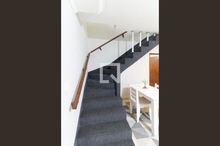 Escada de casa à venda com 3 quartos, 130m² em Vila das Merces, São Paulo