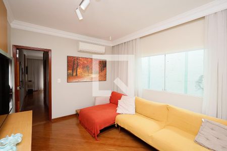 Sala de TV de casa à venda com 4 quartos, 225m² em Vila Mazzei, São Paulo