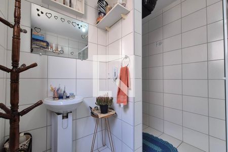 Banheiro de apartamento à venda com 2 quartos, 50m² em Jardim do Lago Continuacao, Campinas