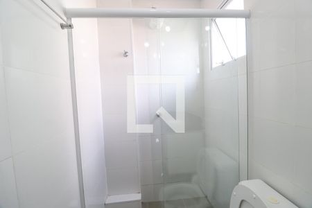 Banheiro da Suíte de apartamento para alugar com 2 quartos, 55m² em Santa Mônica, Uberlândia
