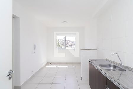 Sala/Cozinha de apartamento à venda com 2 quartos, 33m² em Vila Carmosina, São Paulo