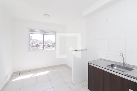 Sala/Cozinha de apartamento à venda com 2 quartos, 33m² em Vila Carmosina, São Paulo