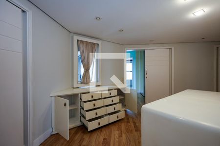 Corredor de apartamento para alugar com 3 quartos, 211m² em Vila Suzana, São Paulo