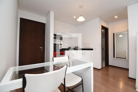 Sala/Cozinha de apartamento para alugar com 1 quarto, 61m² em Centro, Curitiba
