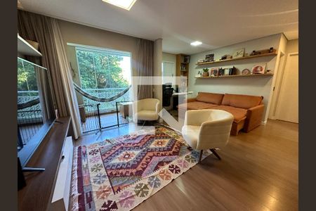 Sala de apartamento à venda com 2 quartos, 79m² em Jardim Tupanci, Barueri