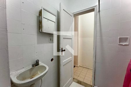 Banheiro social de kitnet/studio para alugar com 1 quarto, 24m² em Centro, Rio de Janeiro