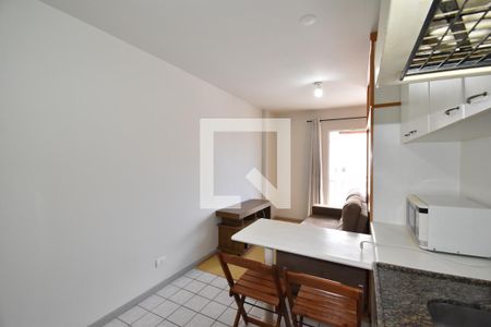 Sala e Cozinha de apartamento para alugar com 1 quarto, 33m² em Centro, Curitiba