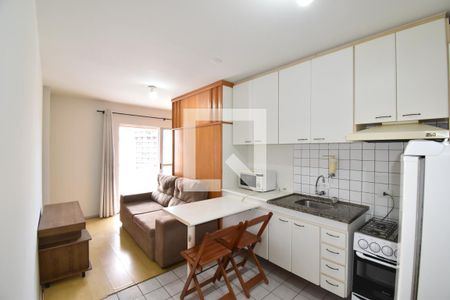 Sala e Cozinha de apartamento para alugar com 1 quarto, 33m² em Centro, Curitiba