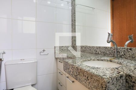 Banheiro da Suíte de apartamento para alugar com 2 quartos, 65m² em Savassi, Belo Horizonte
