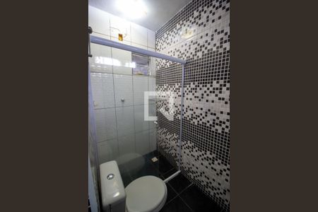 Banheiro da Suíte de casa de condomínio para alugar com 2 quartos, 83m² em Vila Nova Sorocaba, Sorocaba