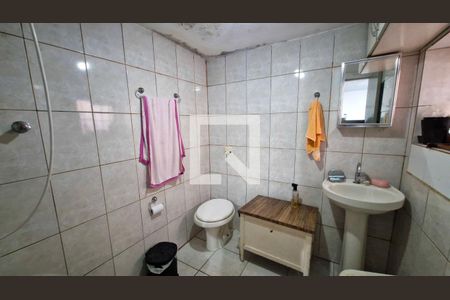 Banheiro de casa para alugar com 2 quartos, 160m² em Jardim Guarapiranga, São Paulo
