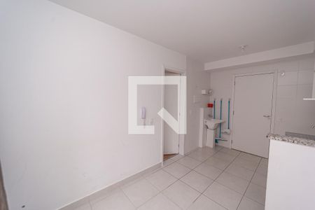 Sala/Cozinha e Área de Serviço de apartamento para alugar com 1 quarto, 27m² em Vila Penteado, São Paulo