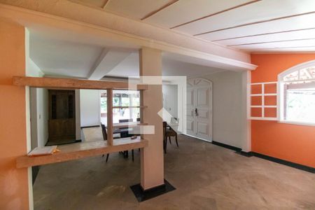 Sala de casa de condomínio para alugar com 5 quartos, 200m² em Maria Paula, Niterói