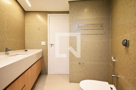 banheiro corredor de apartamento para alugar com 3 quartos, 178m² em Jardim Paulistano, São Paulo