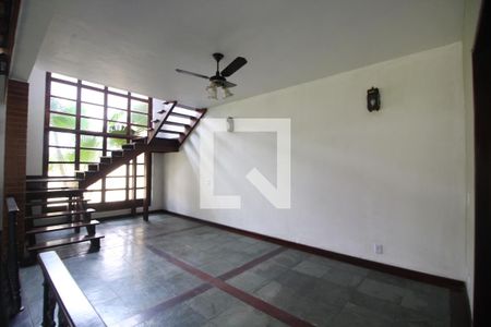 Sala de casa de condomínio à venda com 4 quartos, 446m² em Jacarepaguá, Rio de Janeiro