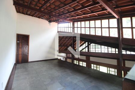 Sala de casa de condomínio à venda com 4 quartos, 446m² em Jacarepaguá, Rio de Janeiro