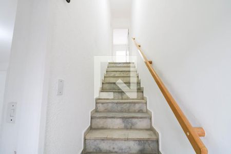 Escada de casa para alugar com 3 quartos, 120m² em Jardim Aeroporto, São Paulo