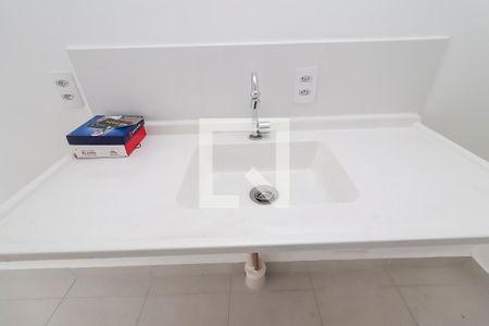 Sala/Cozinha de apartamento para alugar com 2 quartos, 32m² em Vila Carmosina, São Paulo