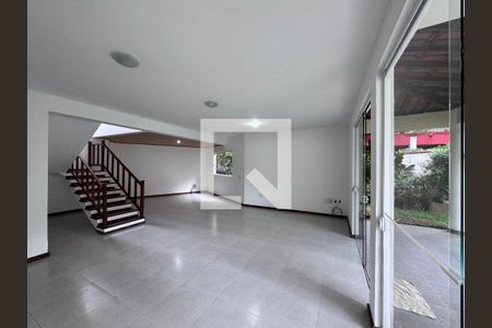 Sala de casa de condomínio para alugar com 5 quartos, 350m² em Vargem Grande, Rio de Janeiro