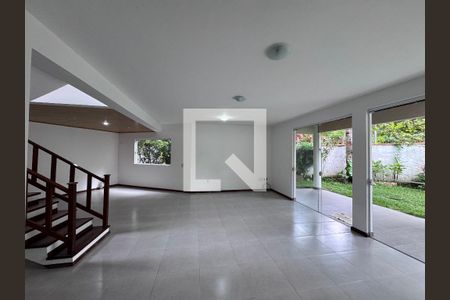 Sala de casa de condomínio para alugar com 5 quartos, 350m² em Vargem Grande, Rio de Janeiro