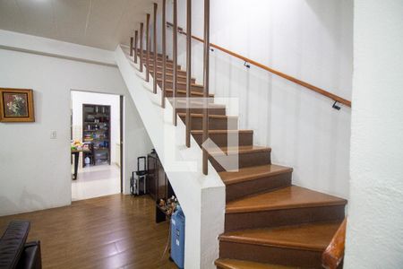 Escada de casa à venda com 3 quartos, 215m² em Vila Cordeiro, São Paulo