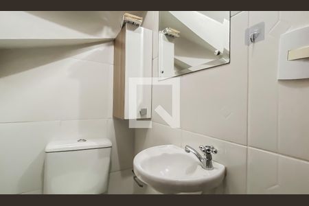 Banheiro de casa de condomínio à venda com 2 quartos, 57m² em Vila Granada, São Paulo