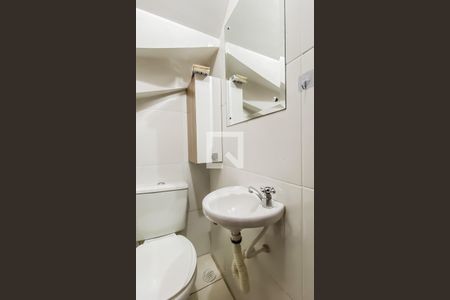 Banheiro de casa de condomínio à venda com 2 quartos, 57m² em Vila Granada, São Paulo