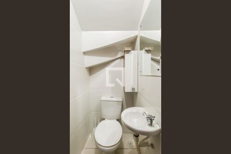 Banheiro de casa de condomínio à venda com 2 quartos, 57m² em Vila Granada, São Paulo