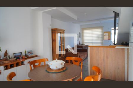 Cozinha e sala  de casa para alugar com 2 quartos, 60m² em Campo Novo, Porto Alegre